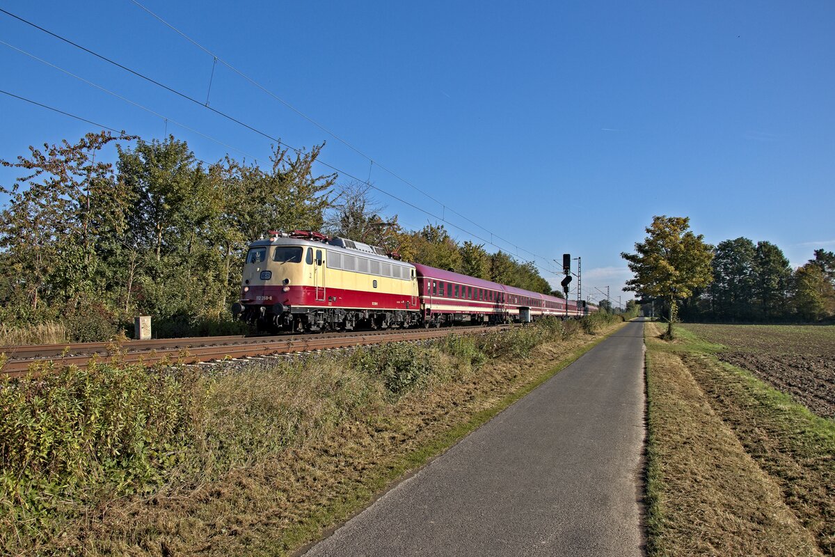112 268-8 der TRI mit MSM-Zug 1850 Richtung Wittlich (Nordbögge, 08.10.2021)