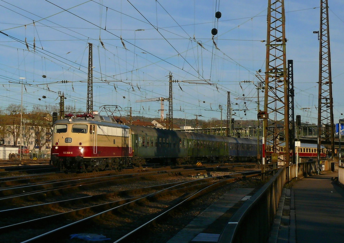 112 268-8 der TRI zog bei sehr schönem Licht am 22.2.20 um 8:29 Uhr ihren Sonderzug der Ulmer Eisenbahn Freunde und deren 5 Wagen als DPE 24659 (Stuttgart Hbf-Berchtesgaden Hbf) aus dem Ulmer Hbf