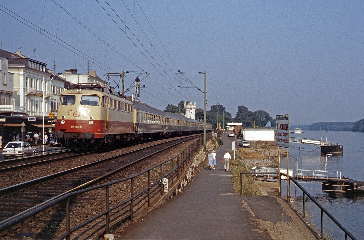 112 269 mit Schnellzug (oder FD ?) nordwärts in Rüdesheim (Sommer 1986).