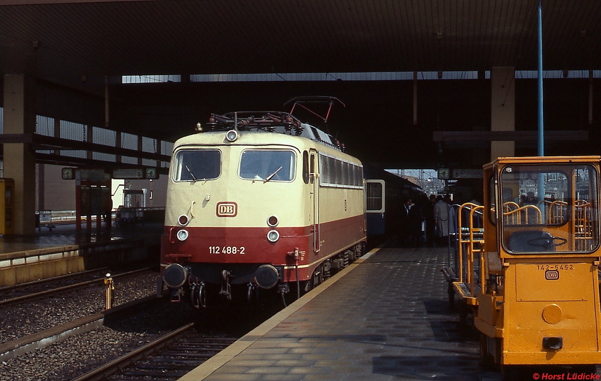 112 488-2 (und DB 142-5452) Ende der 1980er Jahre im Düsseldorfer Hauptbahnhof 