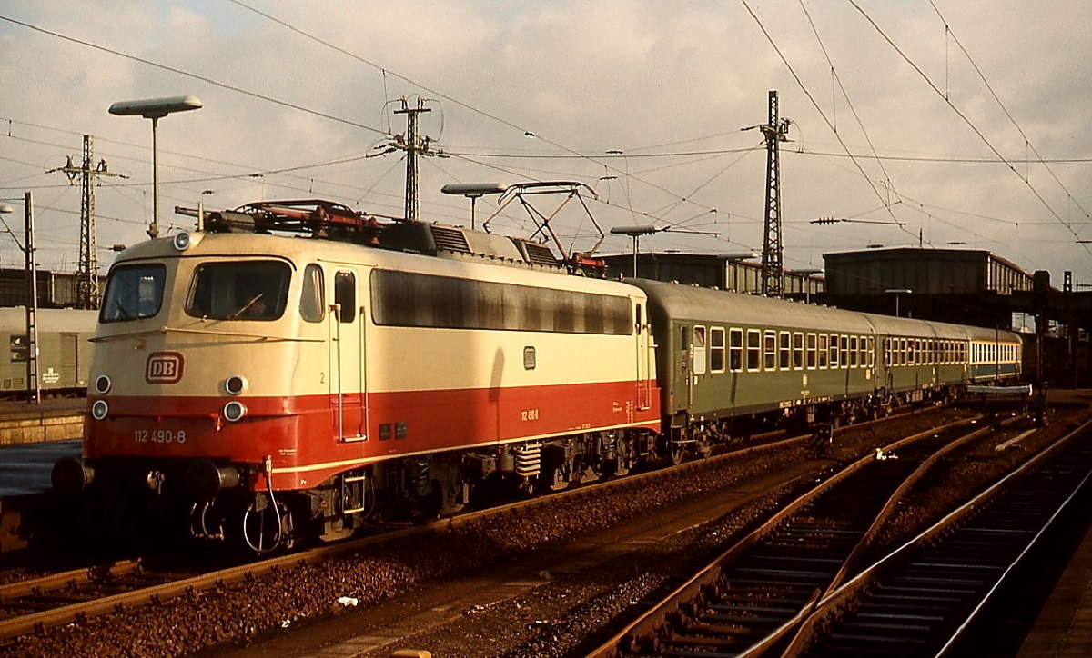 112 490-8 verläßt 1980 mit einem D-Zug den noch nicht umgebauten Düsseldorfer Hauptbahnhof
