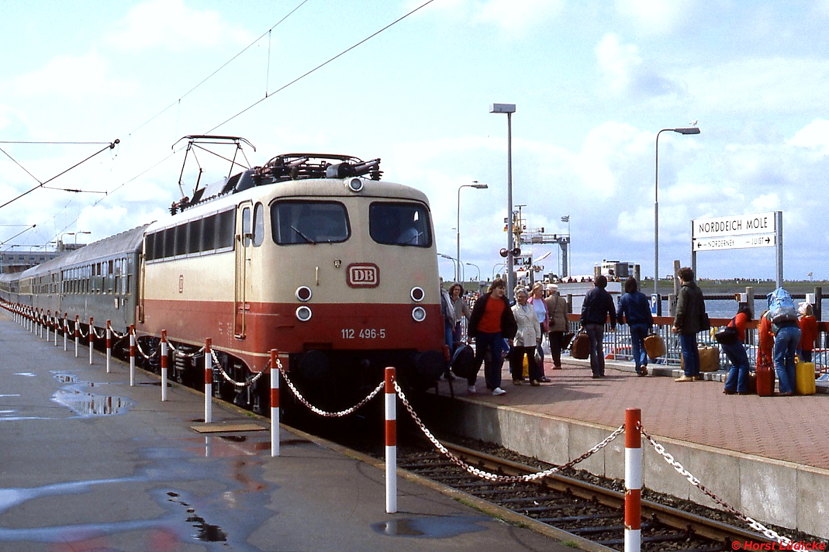 112 496-5 im Mai 1981 im Bahnhof Norddeich Mole