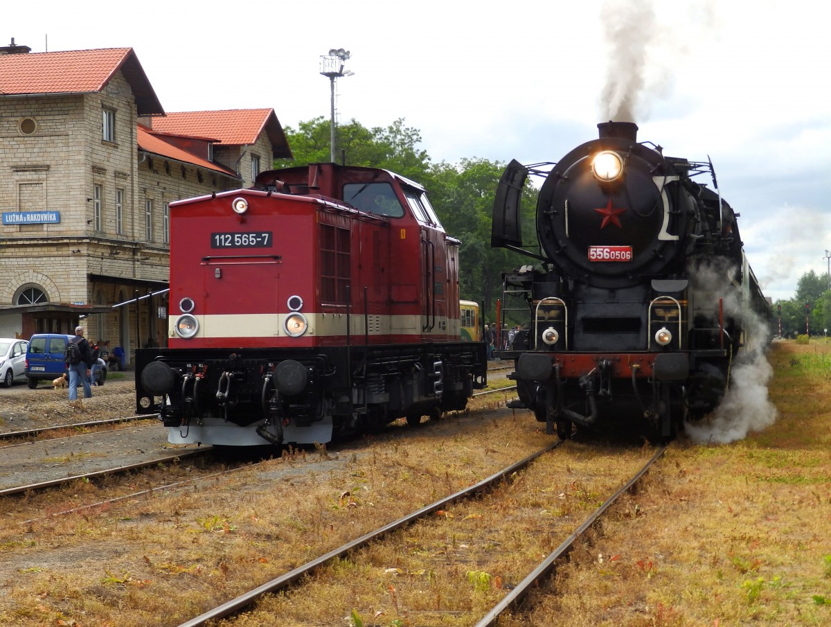 112 565-7 + 556 0506 im Dampfloktreffens in Eisenbahnmuseum Lužná u Rakovníka am 20.6.2015.