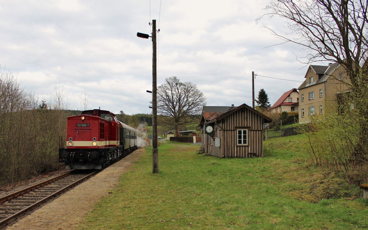 112 565-7 fuhr am 22.04.17 von Chemnitz Hbf über Adorf/V. zurück nach Chenmitz Hbf. Hier ist der Zug in Gunzen zu sehen.