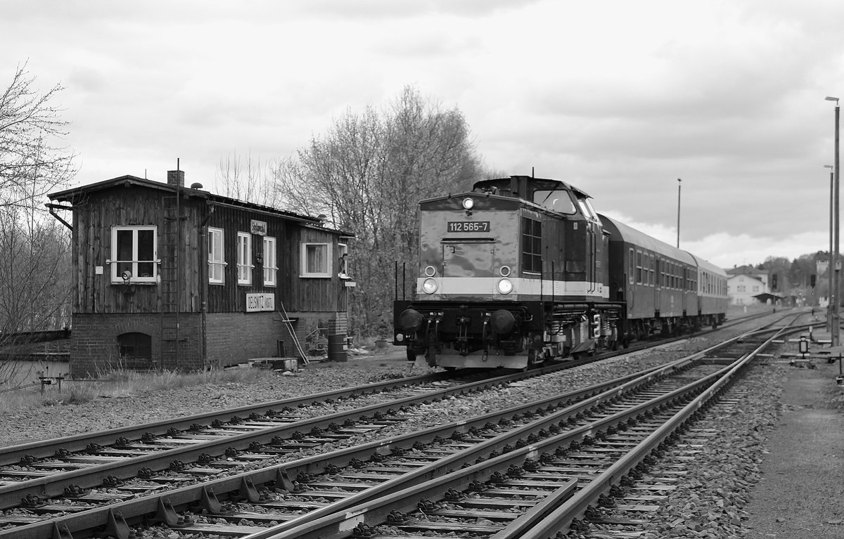 112 565-7 fuhr am 22.04.17 von Chemnitz Hbf über Adorf/V. zurück nach Chenmitz Hbf. Hier ist der Zug in Oelsnitz/V. zu sehen.