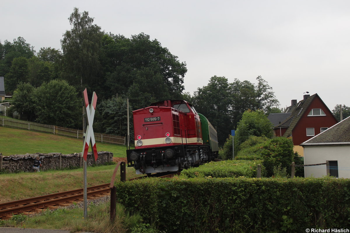 112 565-7 lässt sich von 114 703-2 aus den Haltepunkt Nennigmühle hinaus ziehen in RIchtung Olbernhau-Grünthal.