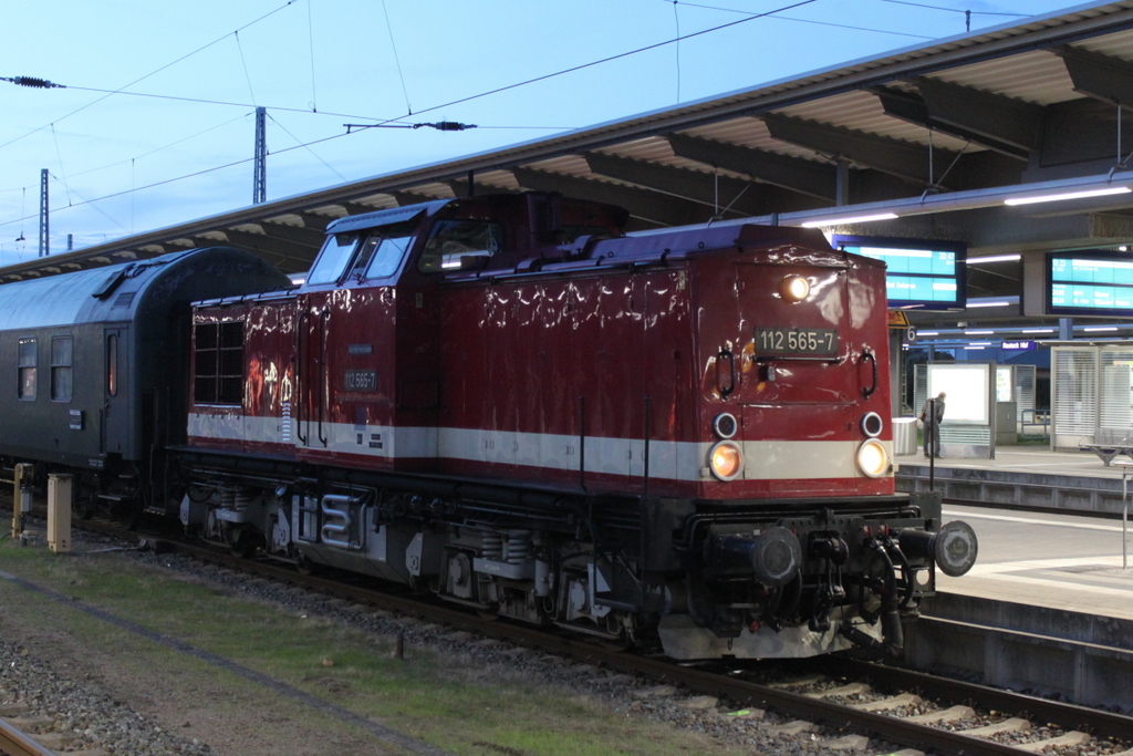 112 565-7 mit SDZ 83253 von Rostock Hbf nach Leipzig-Plagwitz kurz vor der Ausfahrt am Abend des 28.09.2019 im Rostocker Hbf.