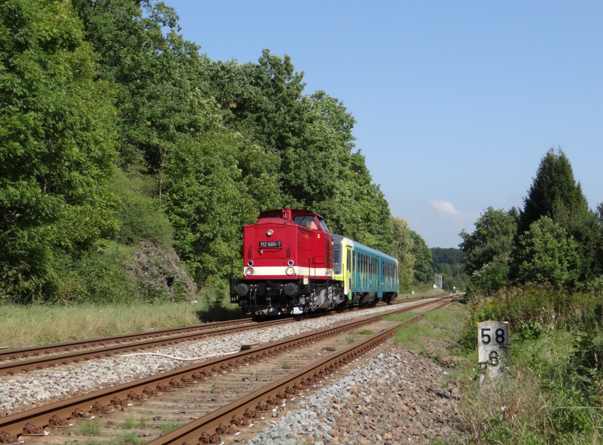112 565-7 der Press Überführte am 17.09.14 einen Triebwagen (845 001-7) von Hof nach Tschechien. Hier zu sehen in Kürbitz/V.