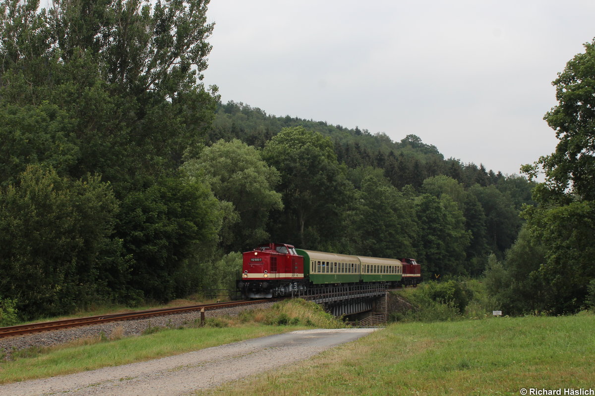 112 565-7 rollt über die Flöha in Pockau-Lengefeld. Gleich hat der Zug Pockau-Lengefeld erreicht.