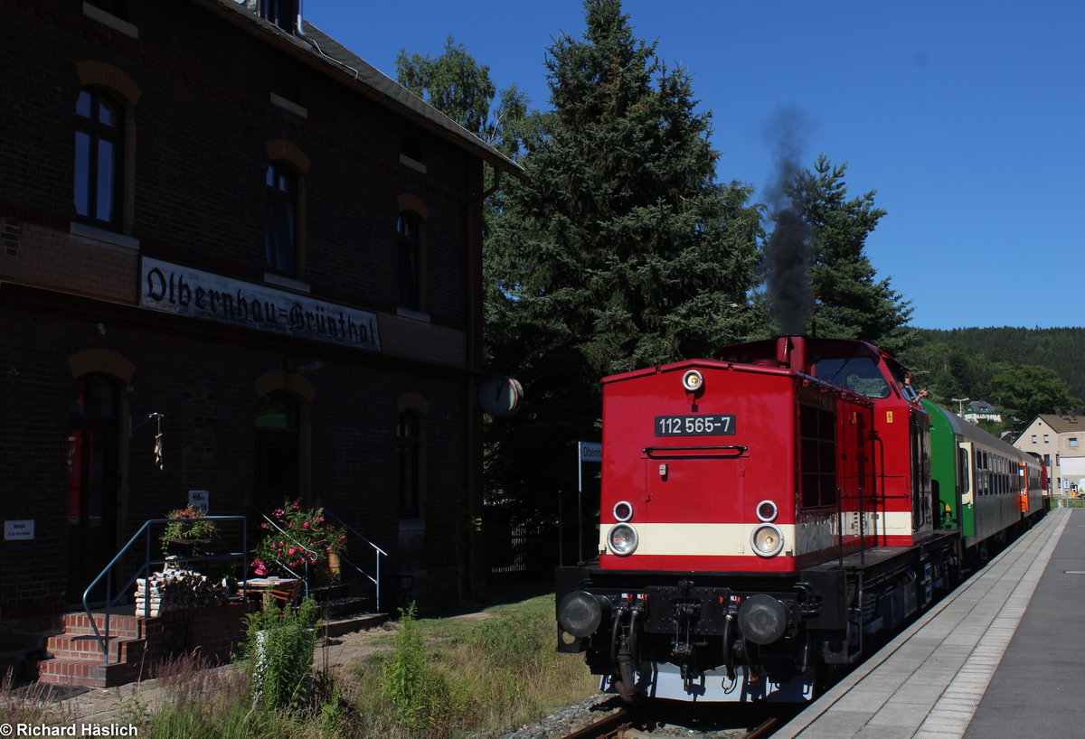 112 565-7 startet gerade den Motor führ ihr fahrt als RB 81 nach Pockau-Lengefeld. Dieser Zug bestande aus 112 565-7, 2 Bom´s und 114 703-2.