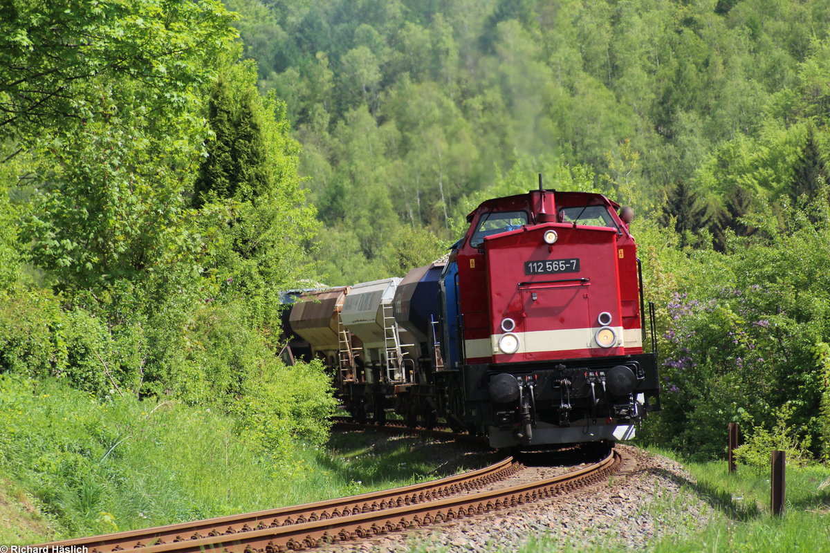 112 565-7 und eine weitere 204 der Press ziehen einen Schotterzug für die Baustelle in Annaberg durch Zschopau.