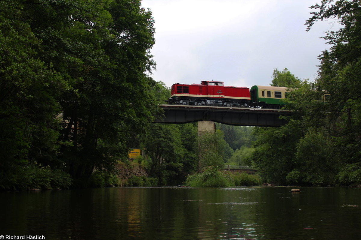 112 565-7 zieht ihre RB 81 nach Pockau-Lengefeld mitten im Wald über die Flöha bei Nennigmühle.