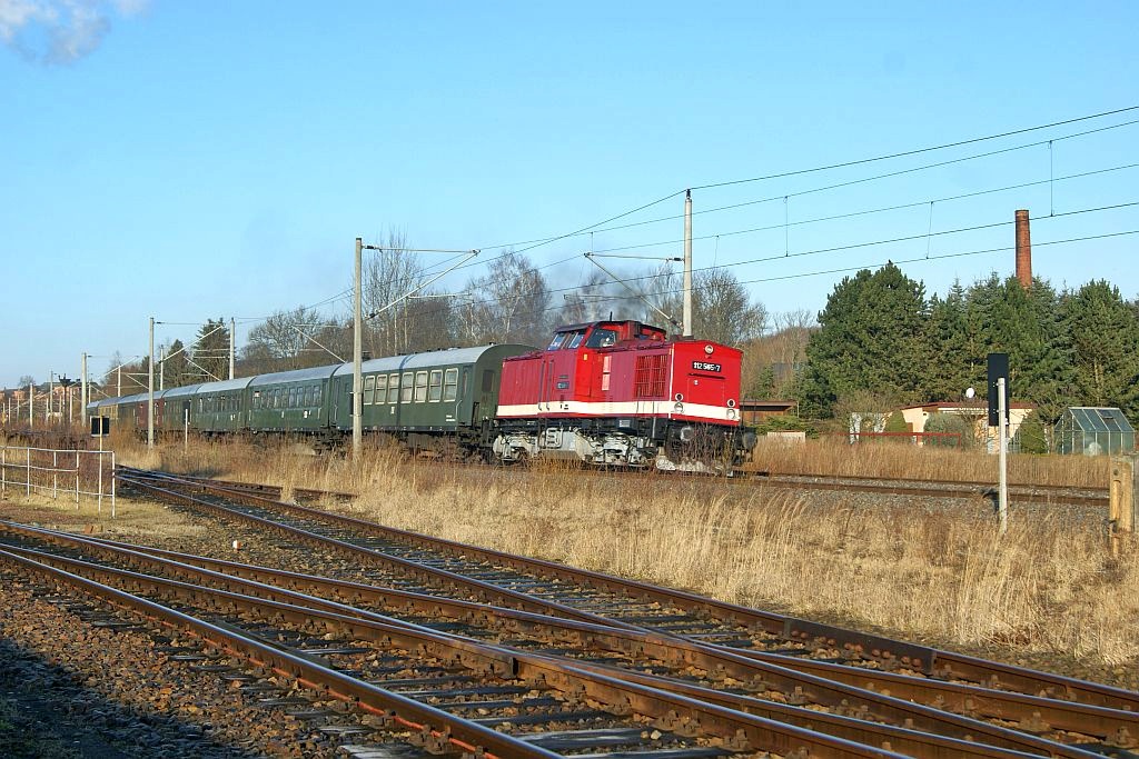 112 565 bei Vorbeifahrt am Sächsischen Eisenbahnmuseum Chemnitz-Hilbersdorf. 22.02.2014