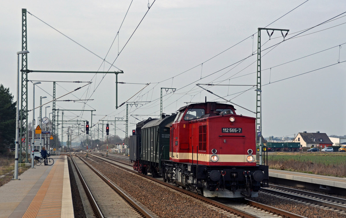 112 565 der PRESS überführte am 19.02.16 den Tender von 01 0509 sowie einen Begleitwagen durch Rodleben Richtung Dessau.