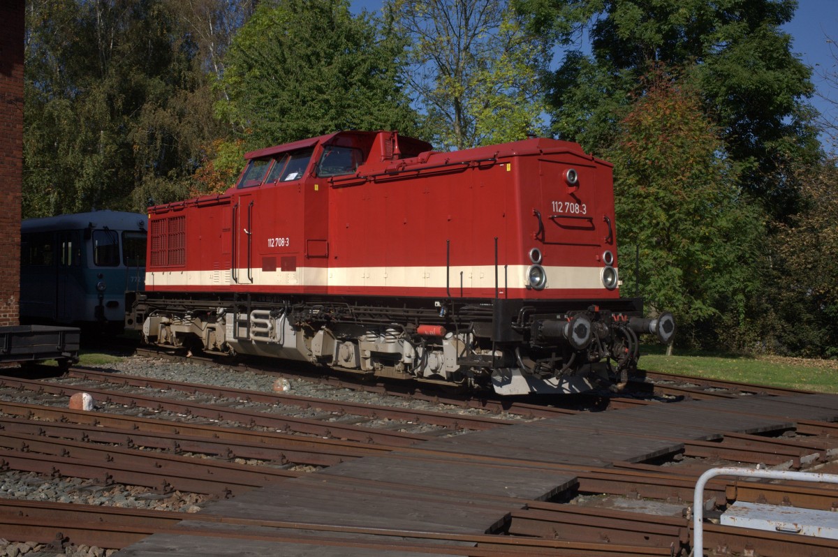 112 708 - 3 auf dem Gelände des Eisenbahnmuseums Schwarzenberg. 04.10.2014 13:26 Uhr.