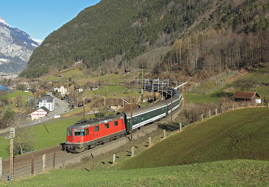 11203 departs Ersfeld whilst working IR2315, 0804 Basel-Locarno, 20 February 2015