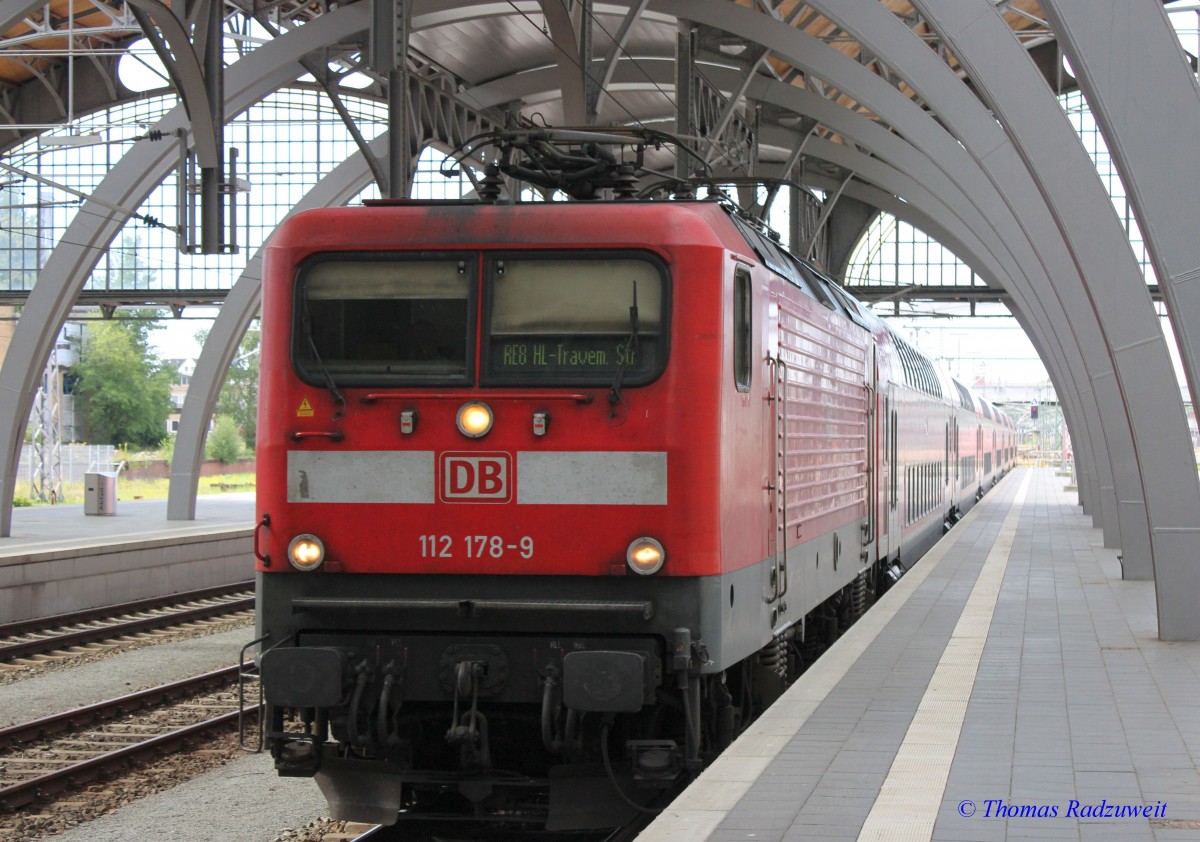 112.1 fährt am Samstag, den 29.8.2015, mit einem RE aus Hamburg Hbf in Lübeck Hbf ein, um ihn weiter nach Lübeck-Travemünde Strand zu bringen. Diese Traktion erfolgt nur an den Wochenenden.