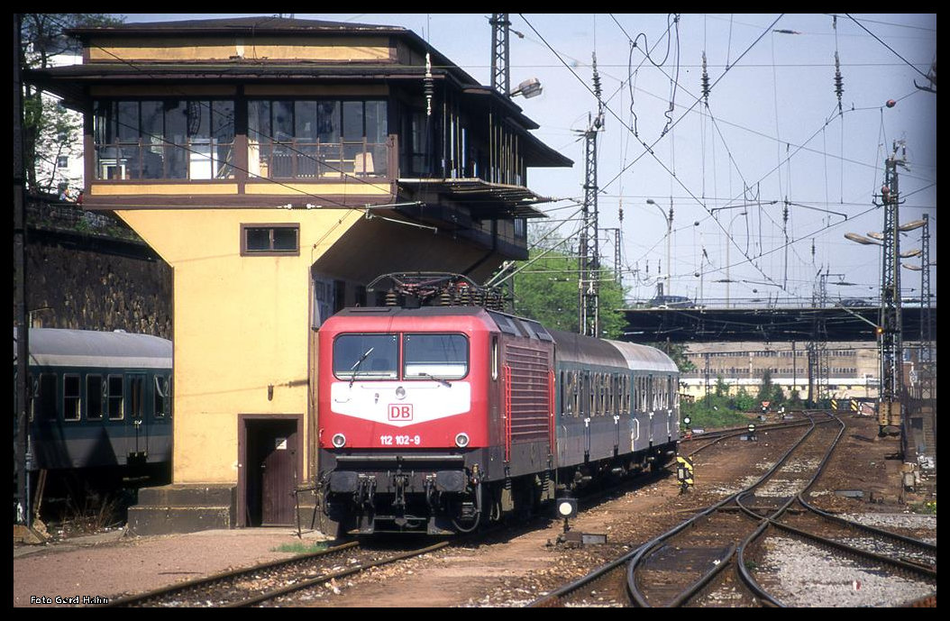 112102 steht mit einer RB Garnitur am 18.5.1996 am nördlichen Stellwerk des HBF Dresden. 