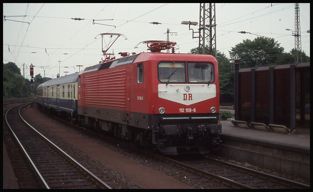 112104 ist hier am 19.6.1993 um 16.36 Uhr im HBF Münster mit dem D 2334 nach Saarbrücken zu sehen.