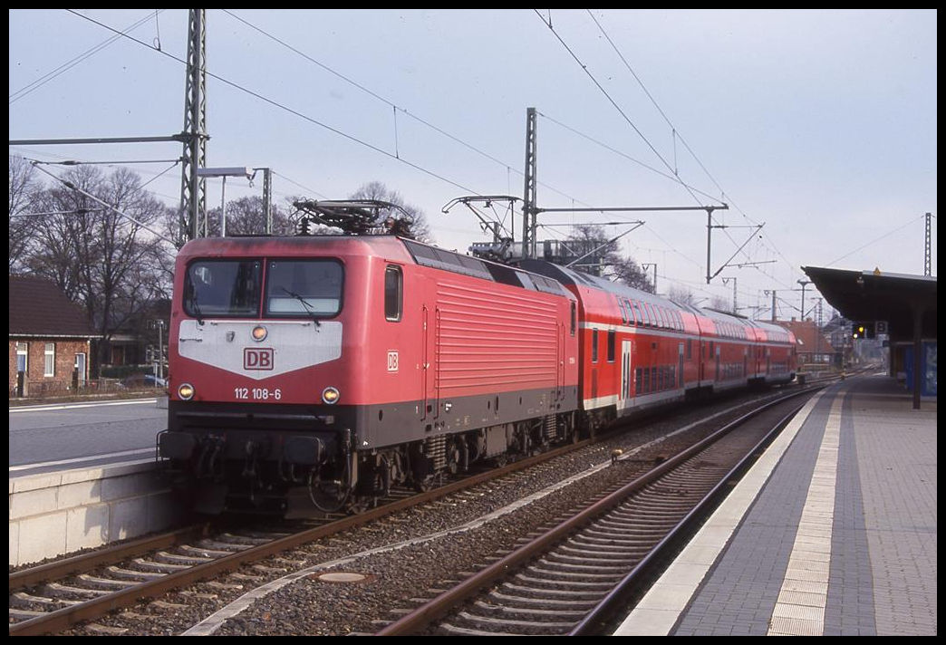 112108 hält hier am 8.11.1998 um 13.13 Uhr mit dem Dosto nach Wismar im Bahnhof Ludwigslust.