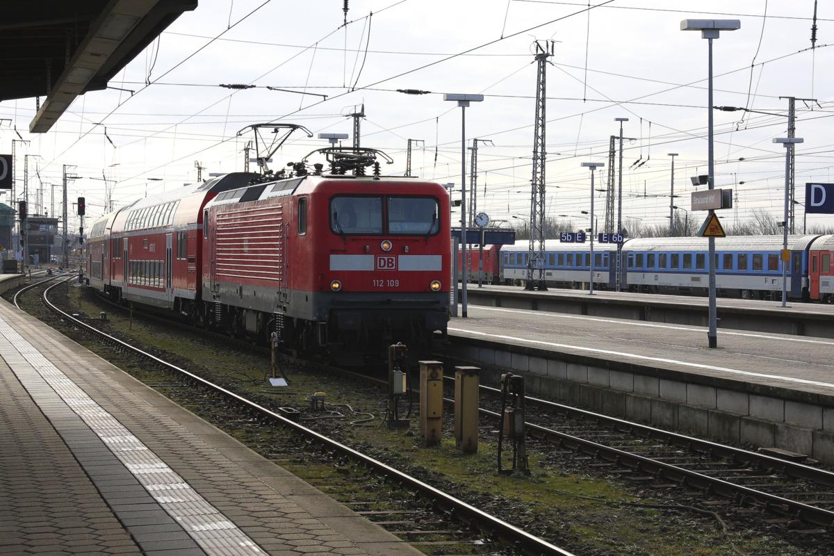 112109 fährt mit einem Dosto am 13.02.2014 um 10.48 Uhr in Stralsund ein.