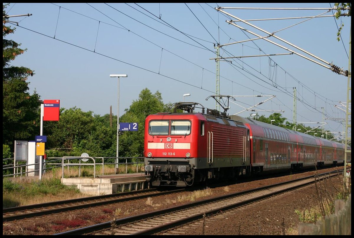 112113-6 hält hier mit dem RE Richtung Berlin am 1.6.2007 um 8.46 Uhr im Bahnhof Wusterwitz.