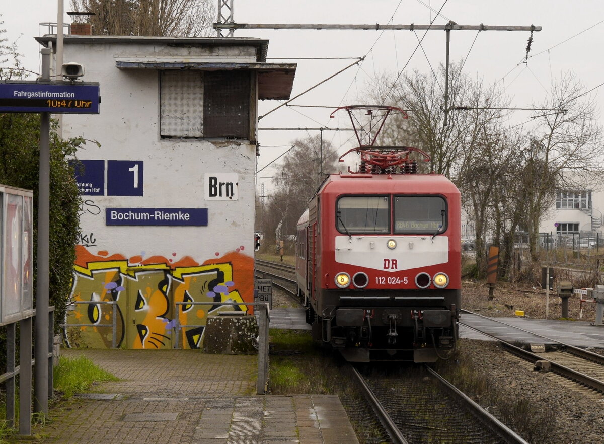 112/114 024 mit Steuerwagen als RB 46-Ersatzzug bei der Einfahrt in Bochum-Riemke, Fahrtrichtung Bochum Hbf, 22.2.22. Das graffitierte Stellwerk gehört in dem Fall dazu (finde ich).