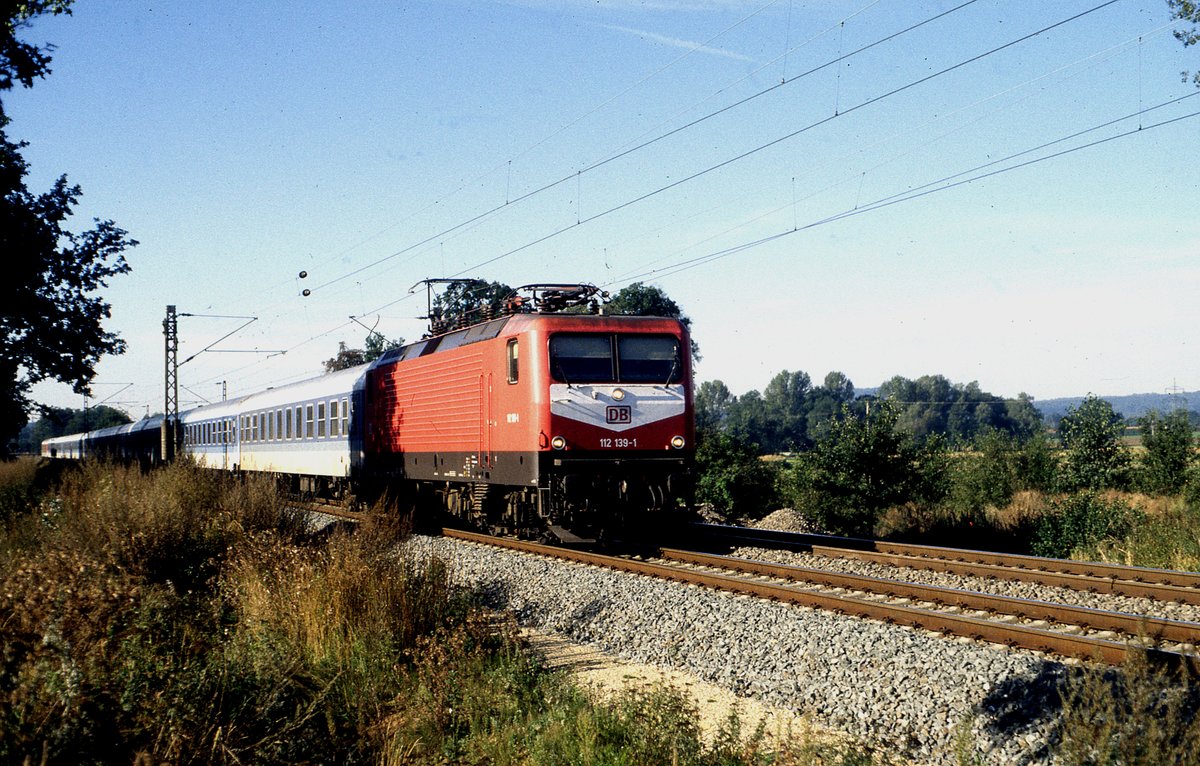 112139 war am 15.9.1997 um 9.55 Uhr mit einem Interregio am Ortsrand von Hasbergen auf der  Rollbahn  in Richtung Osnabrück zu sehen.