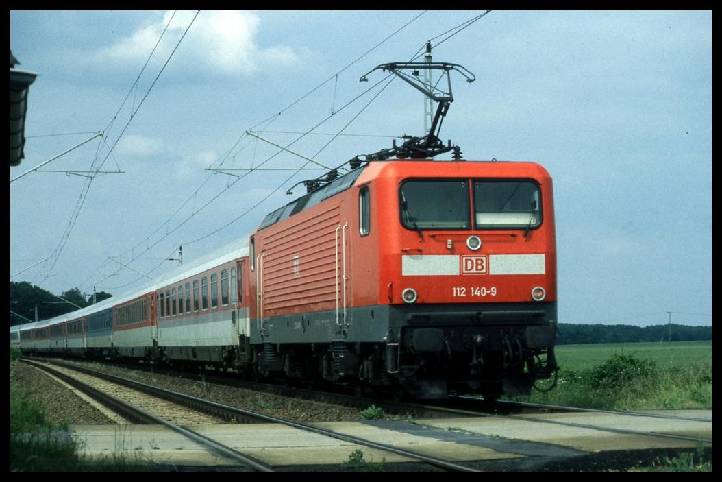 112140 schiebt hier am 13.6.2001 um 15.32 Uhr den bunt zusammen gestellten IC 870 bei Drahnsdorf in Richtung Berlin.