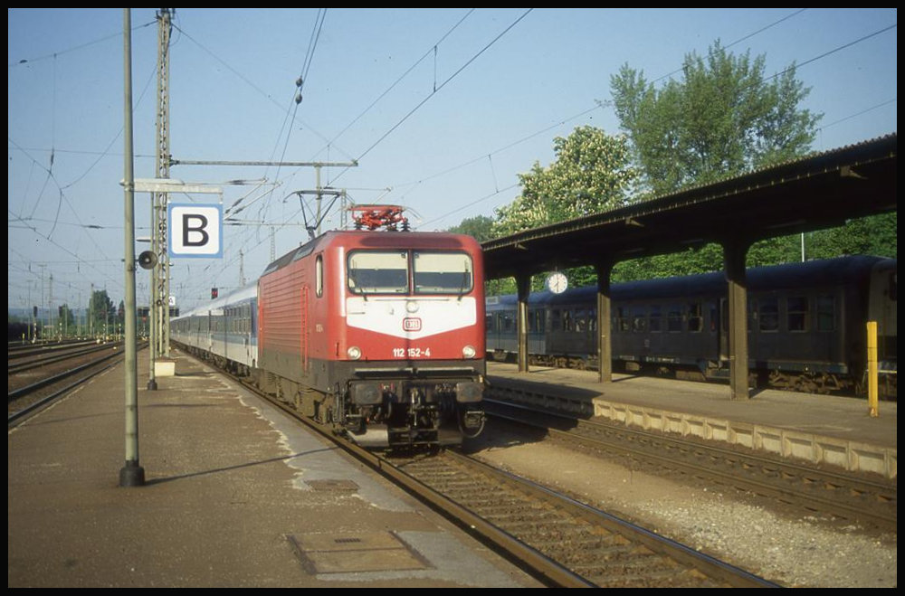 112152 fährt hie am 12.5.1994 mit einem Interregio nach Magdeburg in Helmstedt ein.