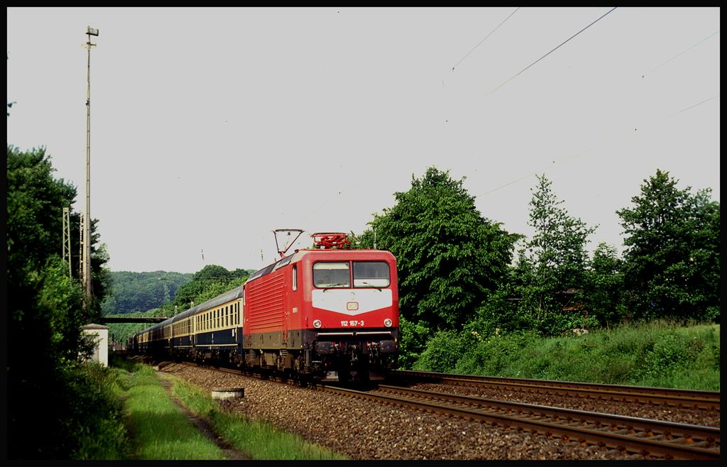 112157 ist hier am 1.6.1993 um 9.36 Uhr mit dem D 2335 nach Rostock in der Bauernschaft Lengerich Schollbruch unterwegs.