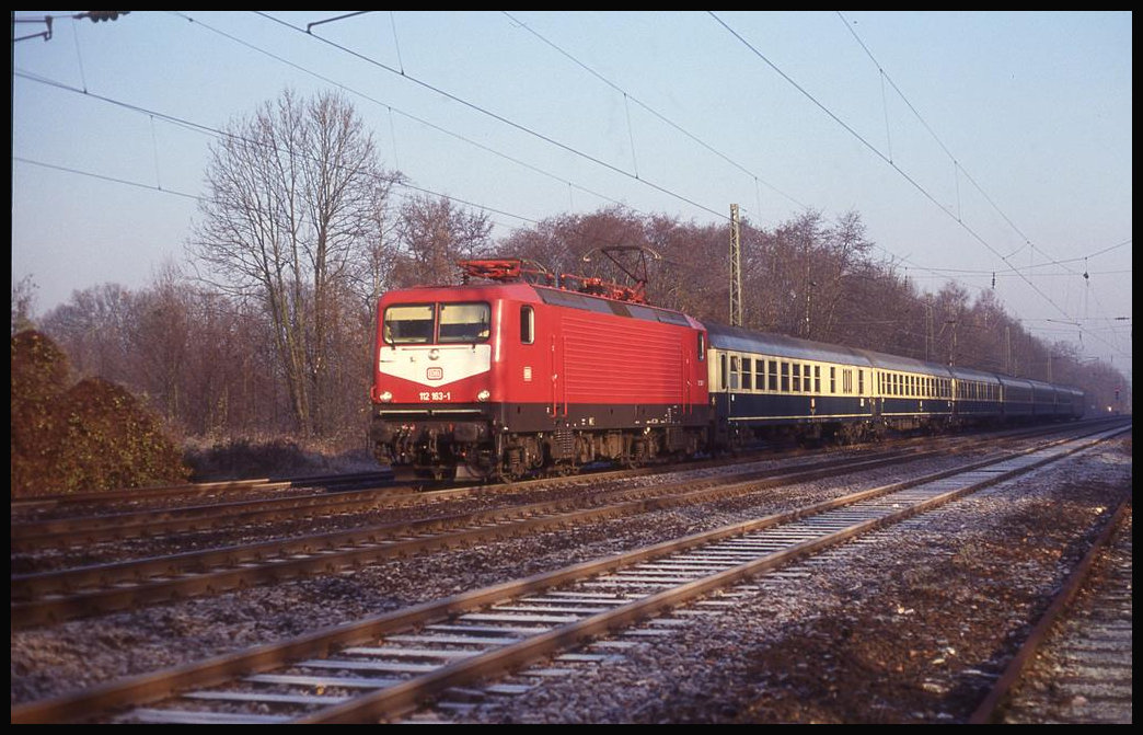112163 fährt hier am 17.11.1993 um 10.16 Uhr mit dem D 2536 in Richtung Münster durch den Bahnhof Natrup Hagen.