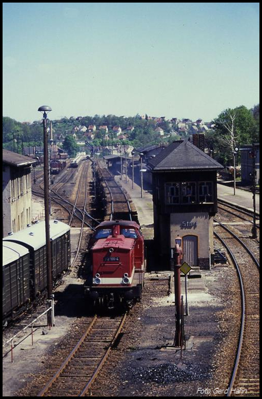 112166 fährt am 3.5.1990 um 13.05 Uhr mit einem Güterzug, beladen mit Gleisjochen, aus dem Bahnhof Nossen aus.