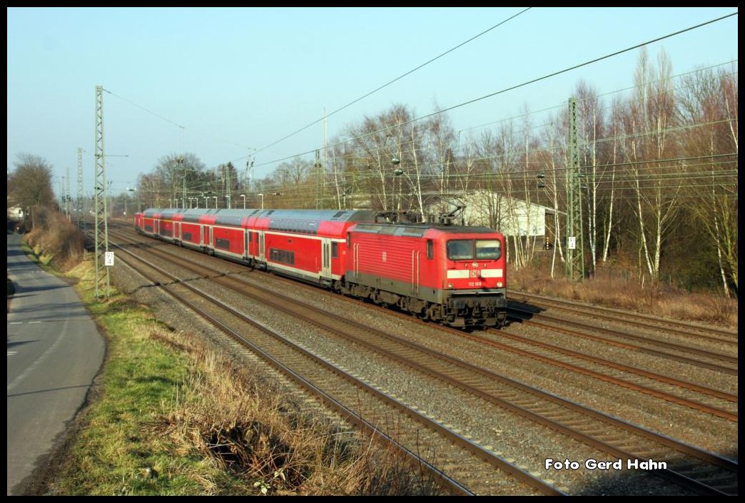 112166 war am 16.2.2015 auf der RE 6 nach Düsseldorf im Einsatz. Um 14.46 Uhr kam sie mit Ihrer Dosto Garnitur und einem 146ziger Anhängsel durch Hiddenhausen - Schweicheln.