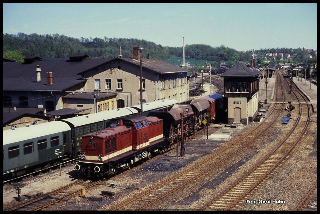 112167 mit einem Schotterzug am 3.5.1990 um 15.10 Uhr im Bahnhof Nossen.