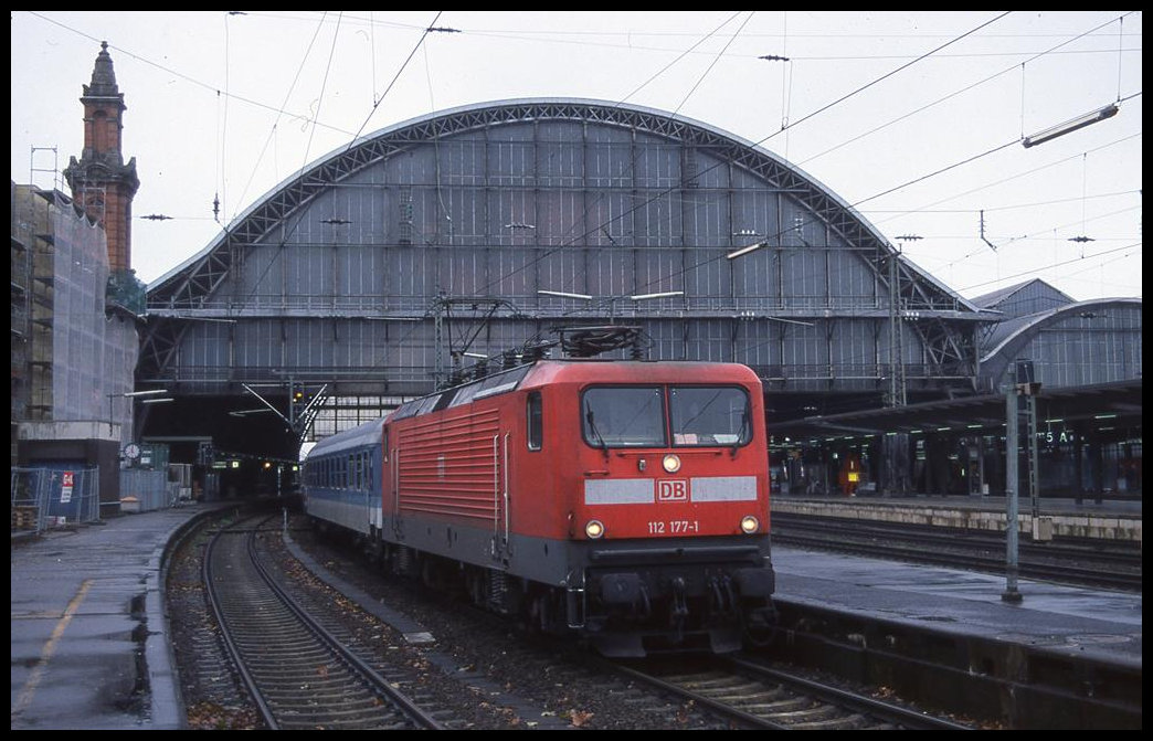 112177 steht hier am 26.11.2002 mit dem IR 2035 nach Dresden um 11.06 Uhram Bahnsteig im HBF Bremen.