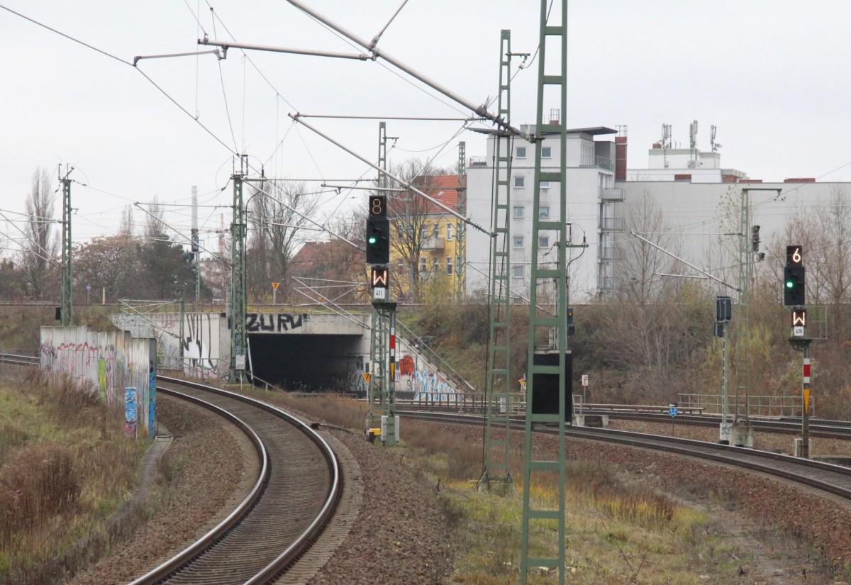 1.12.2013 Berlin Gesundbrunnen / Bornholmer Str. Einfahrsignale 41 I (für RE 5) und 41 H (für IC 2356) mit Fahrtbegriff.