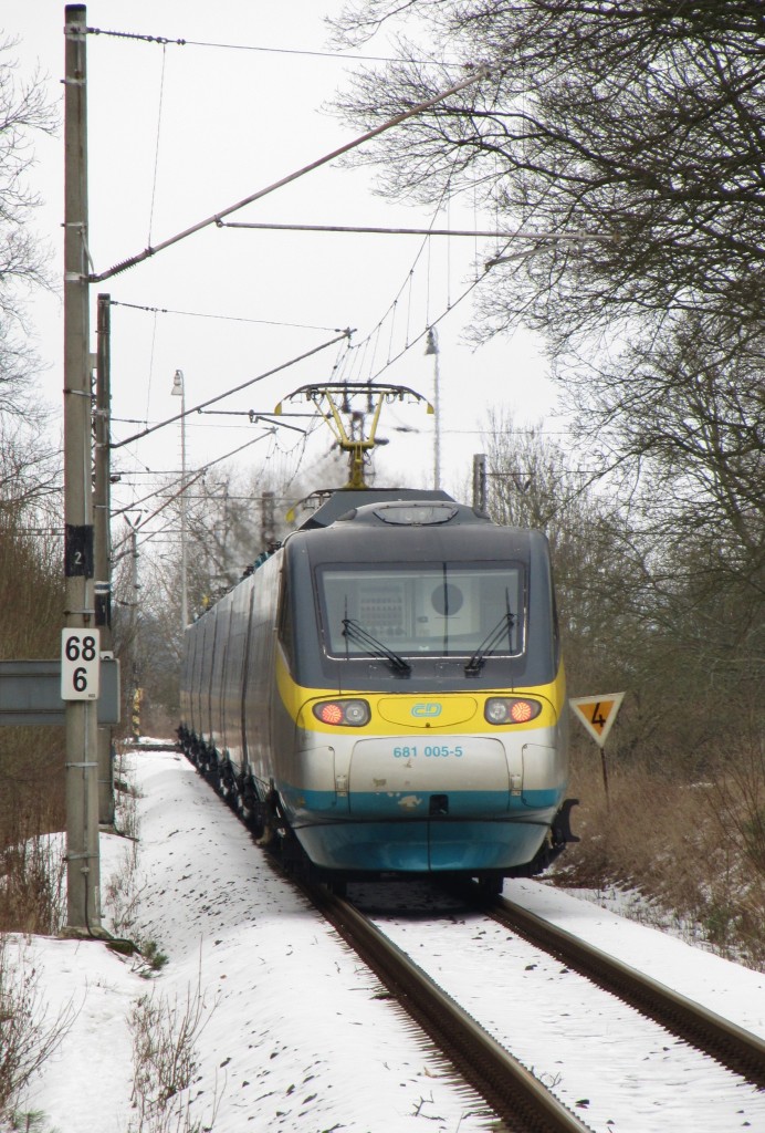 11.2.2015 13:22 ČD 681/682 005-5  Pendolino  als SuperCity (SC) aus Bohumín nach Františkovy Lázně zwischen Františkovy Lázně Aquaforum und dem Endbahnhof.