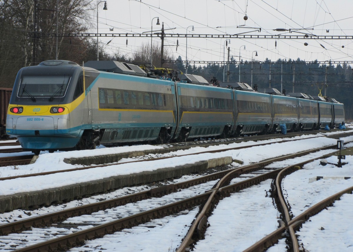 11.2.2015 13:58 ČD 681/682 005-5  Pendolino  als SuperCity (SC) nach Bohumín im Startbahnhof Františkovy Lázně.