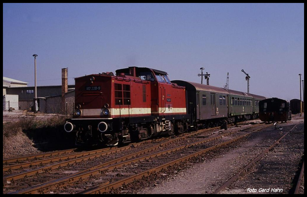 112220 fährt am 17.3.1990 um 12.53 Uhr mit dem P 8410 nach Quedlinburg im Bahnhof Gernrode, ehemalige KBS 332,ab.