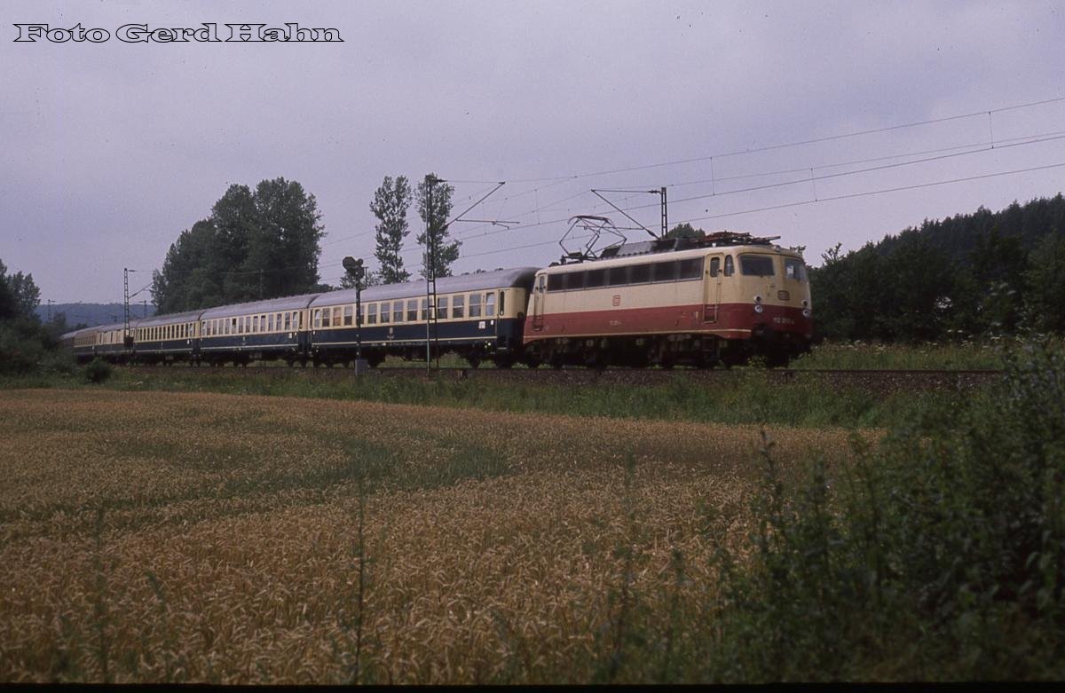 112265 überquert hier mit dem internationalen D 433 am 23.7.1988 um 11.39 Uhr die imaginäre Landesgrenze zwischen Nordrhein - Westfalen und Niedersachsen auf dem Weg nach Aarhus in Dänemark.