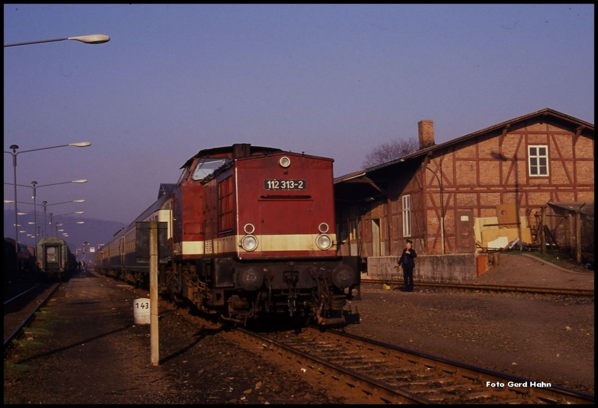 112313 hält mit einem Personenzug nach Wernigerode am 17.3.1990 um 8.32 Uhr im ehemaligen Grenzbahnhof der DDR in Ellrich.