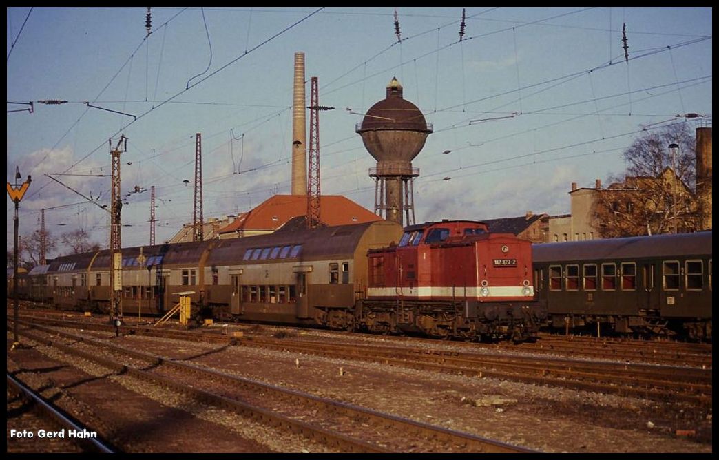 112327 fährt am 30.12.1990 mit einer Leergarnitur DR Dostos vom Gleisvorfeld in den Hauptbahnhof Magdeburg ein.