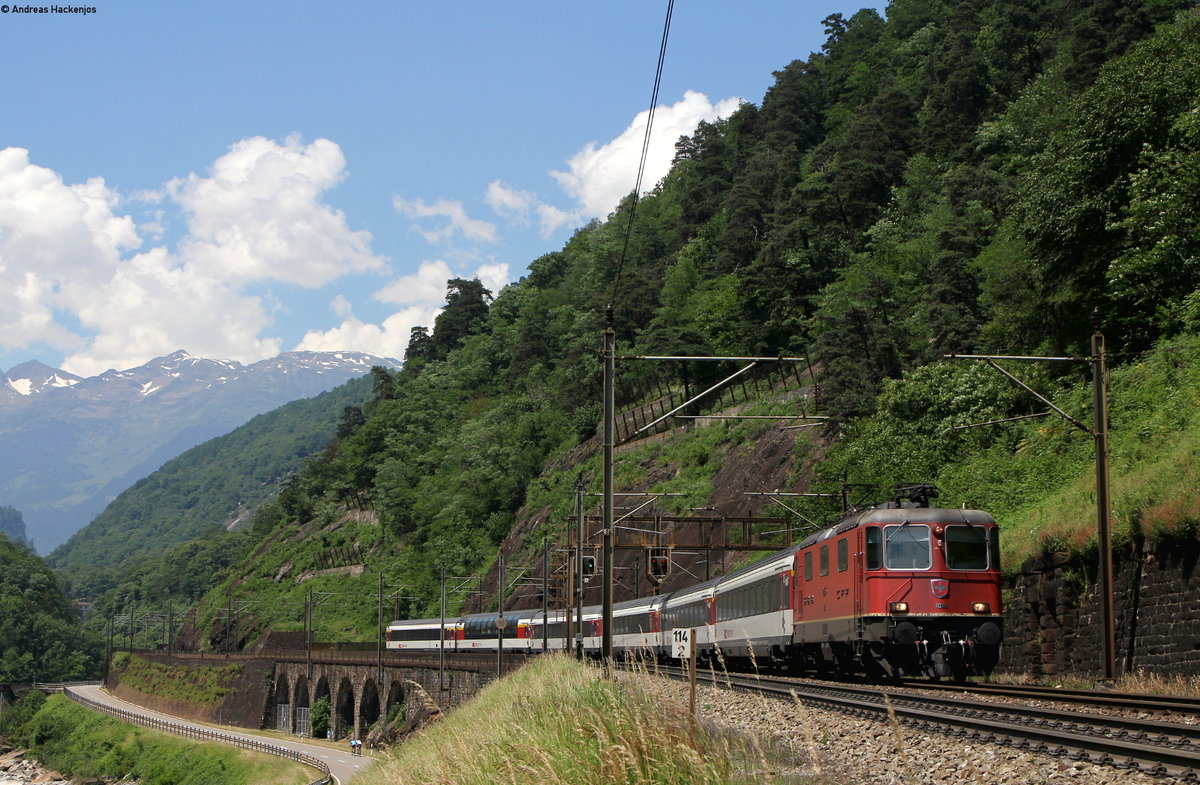 11245 mit dem IR 2421 (Zürich HB-Locarno) bei Lavorgo 24.6.16