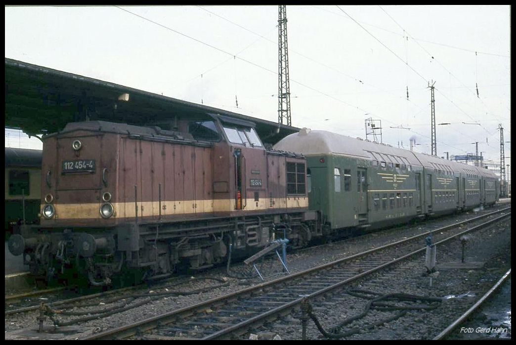 112454 vor grüner Doppelstockwagen Garnitur am 21.11.1990 im HBF Erfurt.