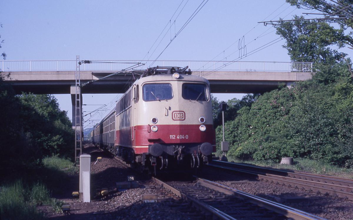 112494 mit Nahverkehrszug 3390 am 26.5.1987 um 18.05 Uhr in Lengerich Ringel auf dem Weg nach Münster.