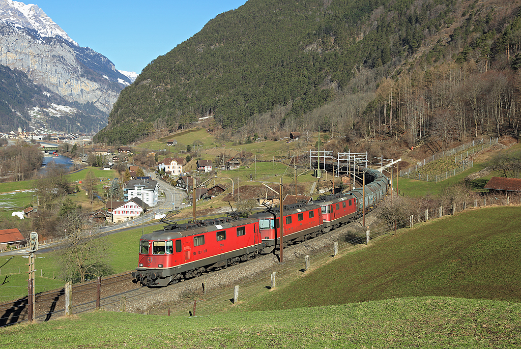 11263, 11353 & 11324 approach Silenen whilst hauling a southbound freight train, 20 Feb 2015