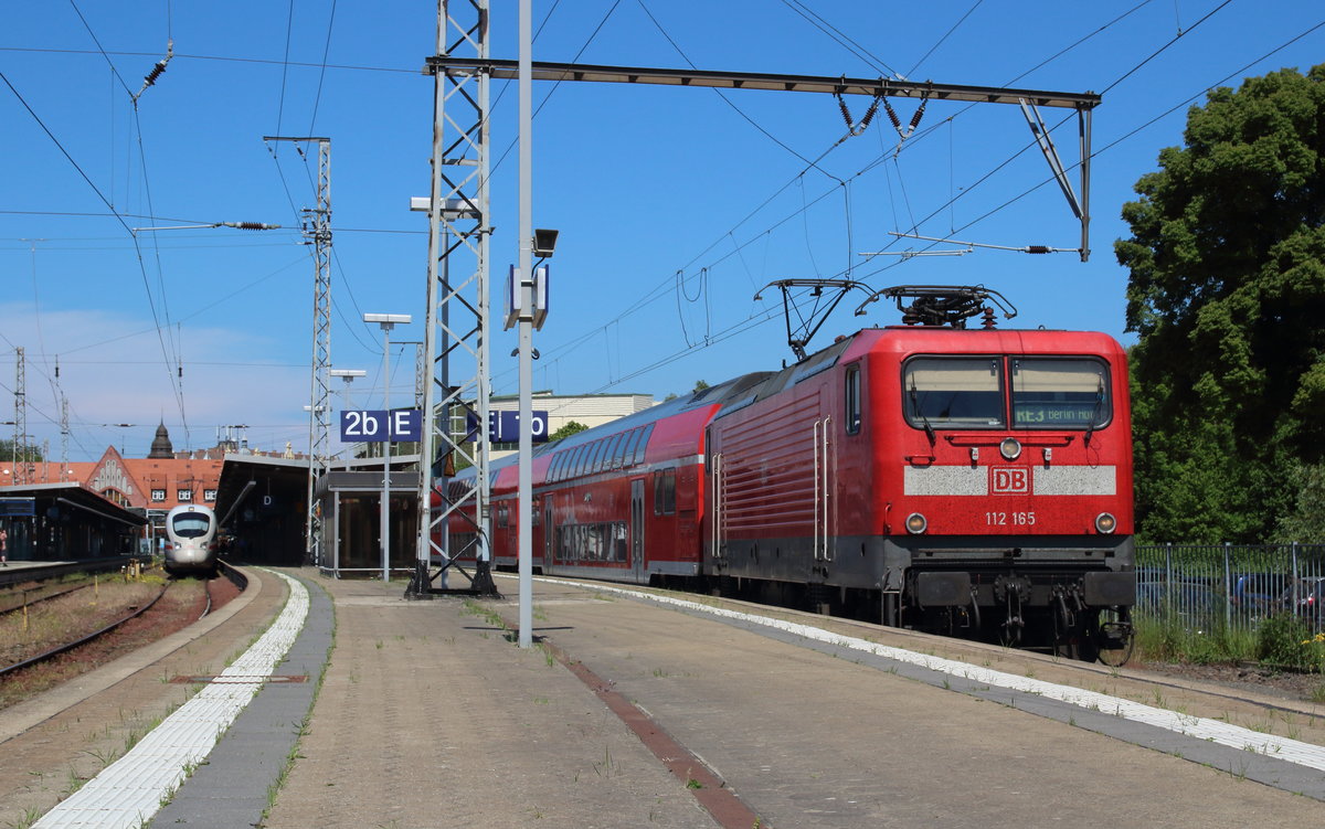 112er Paradies.
Zwischen Berlin und Stralsund gibt es zwei Nahverkehrslinien - RE3 und RE5. Der RE3 fährt stündlich. Die Fahrt geht über Eberswalde, Anklam, Greifswald. So wie auch der ICE fährt. Bespannt sind die Doppelstockzüge in der Regel mit Loks der Baureihe 112. Der RE5 bedient Stralsund von Berlin aus nur alle zwei Stunden. Er fährt über die Berliner Nordbahn bis Neustrelitz. Ab dort abwechselnd nach Rostock und Stralsund.
Hier im Bild ist der stündlich verkehrende RE3 mit 112 165 bei der Ausfahrt aus dem Stralsunder Hauptbahnhof zu sehen.

Stralsund Hbf, 26, Mai 2018