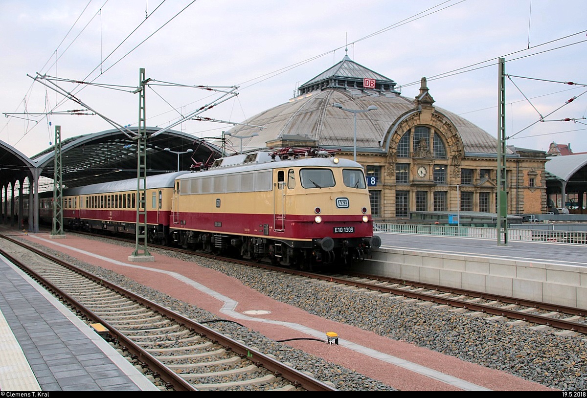 113 309-9 (E10 1309) der AKE Eisenbahntouristik als AKE 50 von Weimar nach Ostseebad Binz steht in Halle(Saale)Hbf auf Gleis 9.
[19.5.2018 | 6:23 Uhr]