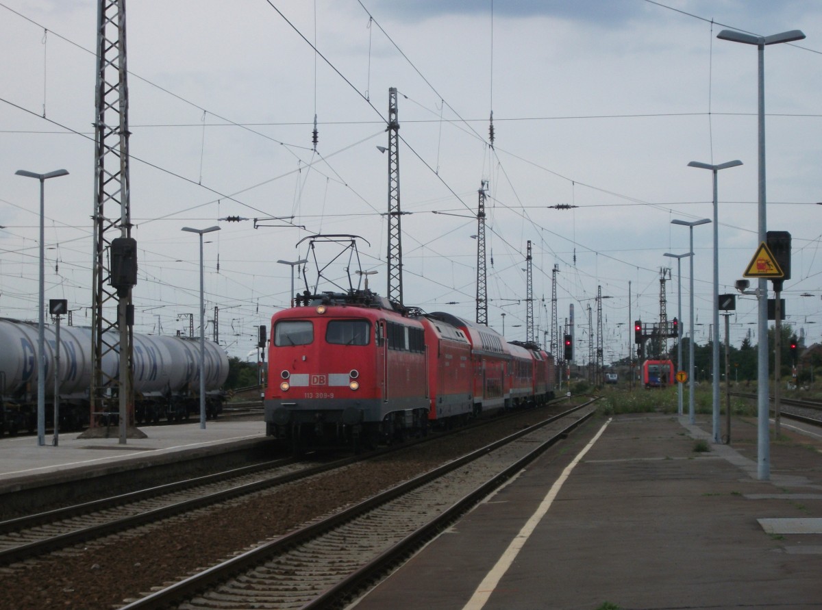 113 309-9 zieht am 15.August 2013 einen PbZ nach Mnchen durch Grokorbetha Richtung Naumburg.